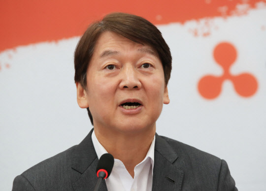 국민의당 안철수 대표가 6일 오전 서울 여의도 국회에서 열린 최고위원회의에서 발언하고 있다.  연합뉴스